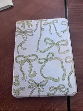 Bow Pattern Tablet Case — Light Silver with Sage Green Bows Kindle case